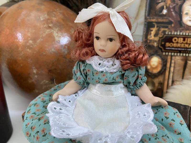 Boneca antiga de porcelana portuguesa Sophie • Além de Salém